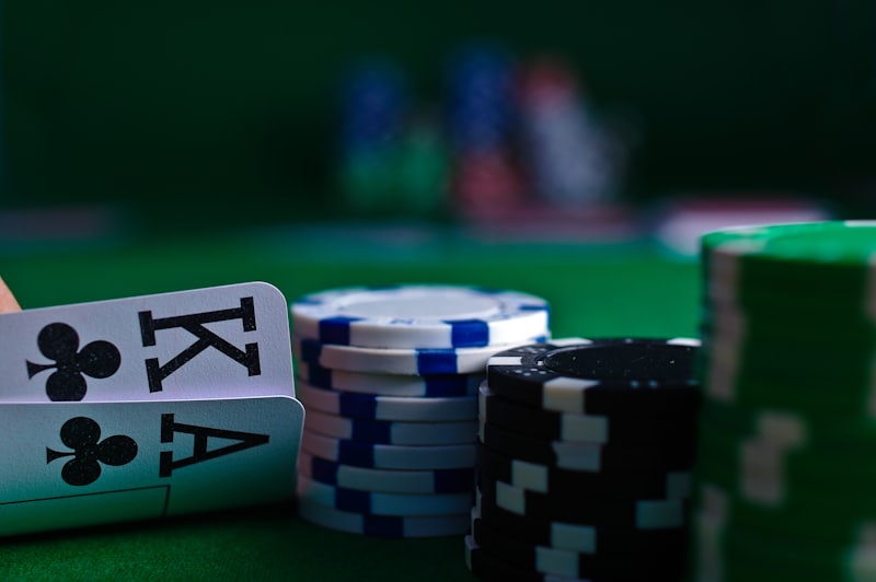 Meja live casino dengan dealer sungguhan yang disiarkan melalui streaming video