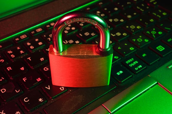 Gembok digital di atas keyboard laptop sebagai ilustrasi perlindungan data dalam kebijakan privasi Prada188