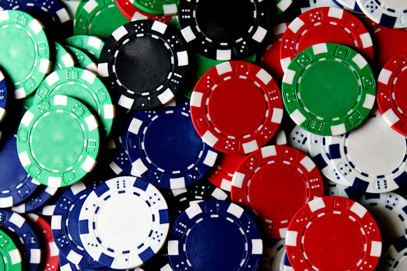 Tampilan gulungan mesin slot online dengan simbol buah dan berlian sebagai ilustrasi kategori slot Prada188