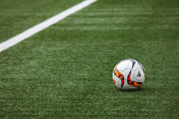 Lapangan sepak bola dengan sorot lampu stadion sebagai ilustrasi panduan sportsbook Prada188